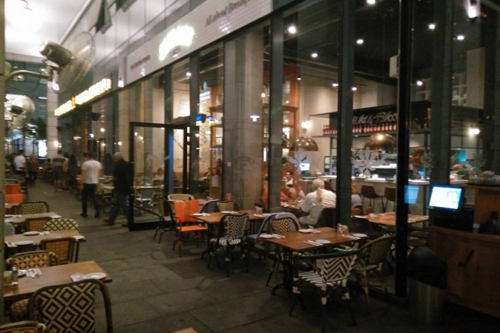 המסעדות בנדיקט ומקס ברנר בשרונה, תל-אביב, היכן שהתבצע הפיגוע, יוני 2016. צילום: דבר ראשון