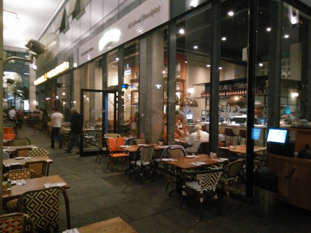 המסעדות בנדיקט ומקס ברנר בשרונה, תל-אביב, היכן שהתבצע הפיגוע, יוני 2016. צילום: דבר ראשון