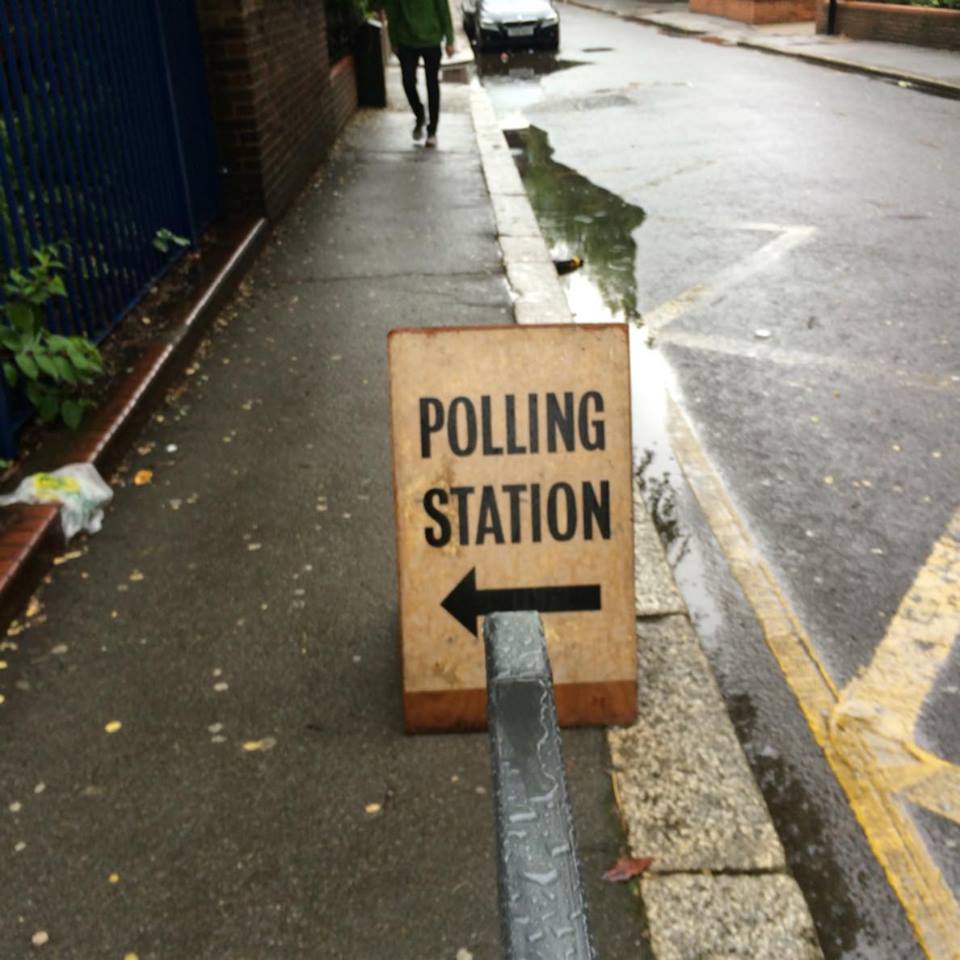תחנת הצבעה ברחובות לונדון. צילום: אנתוני בייל