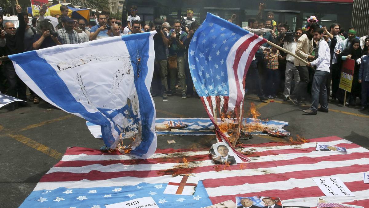 שריפת דגל ישראל וארה״ב בצעדת ׳יום ירושלים׳ באיראן. צילום: סוכנות AP