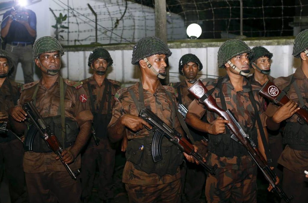 כוחות הבטחון מכתרים את האזור בו התרחשה מתקפת הטרור בבנגלדש אמש. צילום: AP