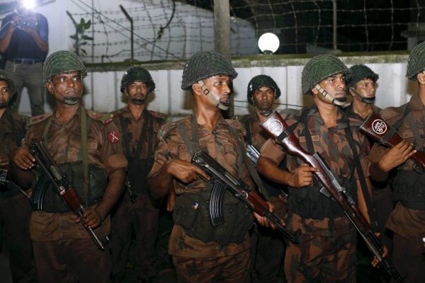 כוחות הבטחון מכתרים את האזור בו התרחשה מתקפת הטרור בבנגלדש אמש. צילום: AP