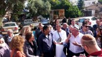 ח"כ יוסי יונה בסיור בשכונת הארגזים. צילום ארכיון: דבר ראשון