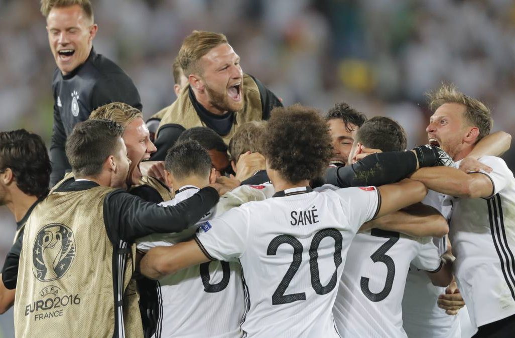 שחקני נבחרת גרמניה חוגגים את עלייתם לחצי גמר היורו לאחר הנצחון על נבחרת איטליה אמש. צילום: AP