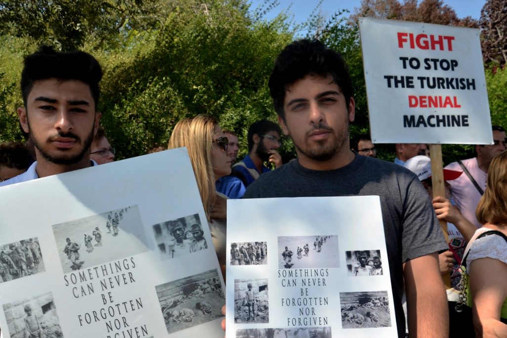 הפגנה מחוץ לדיון על הכרה ברצח העם הארמני בכנסת. 5 ביולי 2016  צילום: אוריאל לוי