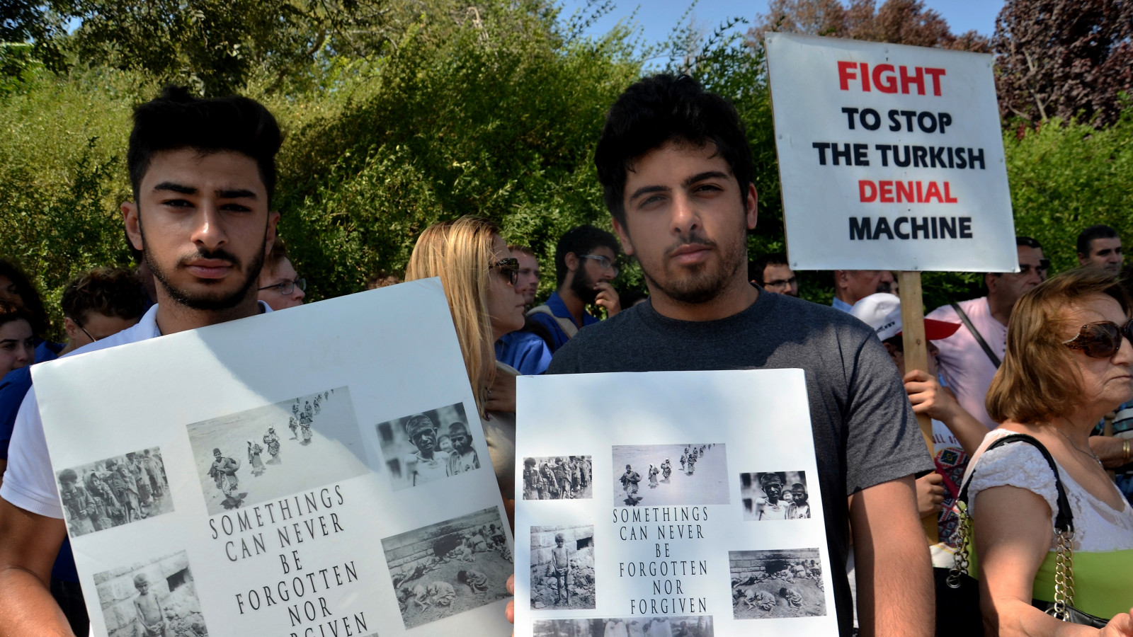 הפגנה מחוץ לדיון על הכרה ברצח העם הארמני בכנסת. צילום: אוריאל לוי