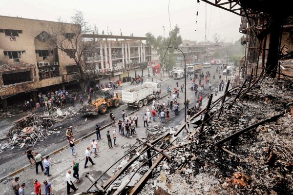 כוחות ההצלה במרכז המסחרי קארדה בו התרחש הפיגוע בבגדד ביום ראשון. צילום: סוכנות AP