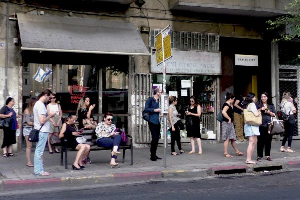 מחכים לאוטובוס בתל אביב (ארכיון. צילום: דבר ראשון).