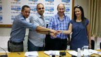 צורית גולן סמנכ"ל משאבי אנוש, אבי ניסנקורן יו"ר הסתדרות, משה פרץ עט"ר ועד העובדים, יו"ר איגוד עובדי הסלולר האינטרנט וההיי-טק יקי חלוצי בעת החתימה על ההסכם הקיבוצי צילום: באדיבות דוברות ההסתדרות