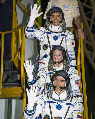 אנשי הצוות החדשים נפרדים מכדור הארץ. צילום: NASA/Bill Ingalls