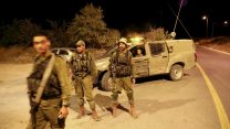 חיילים חוסמים את הכניסה ליישוב אפרת לאחר ארוע הירי בתקוע, אמש. (צילום ארכיון: גרשון אלינסון \ פלאש 90)