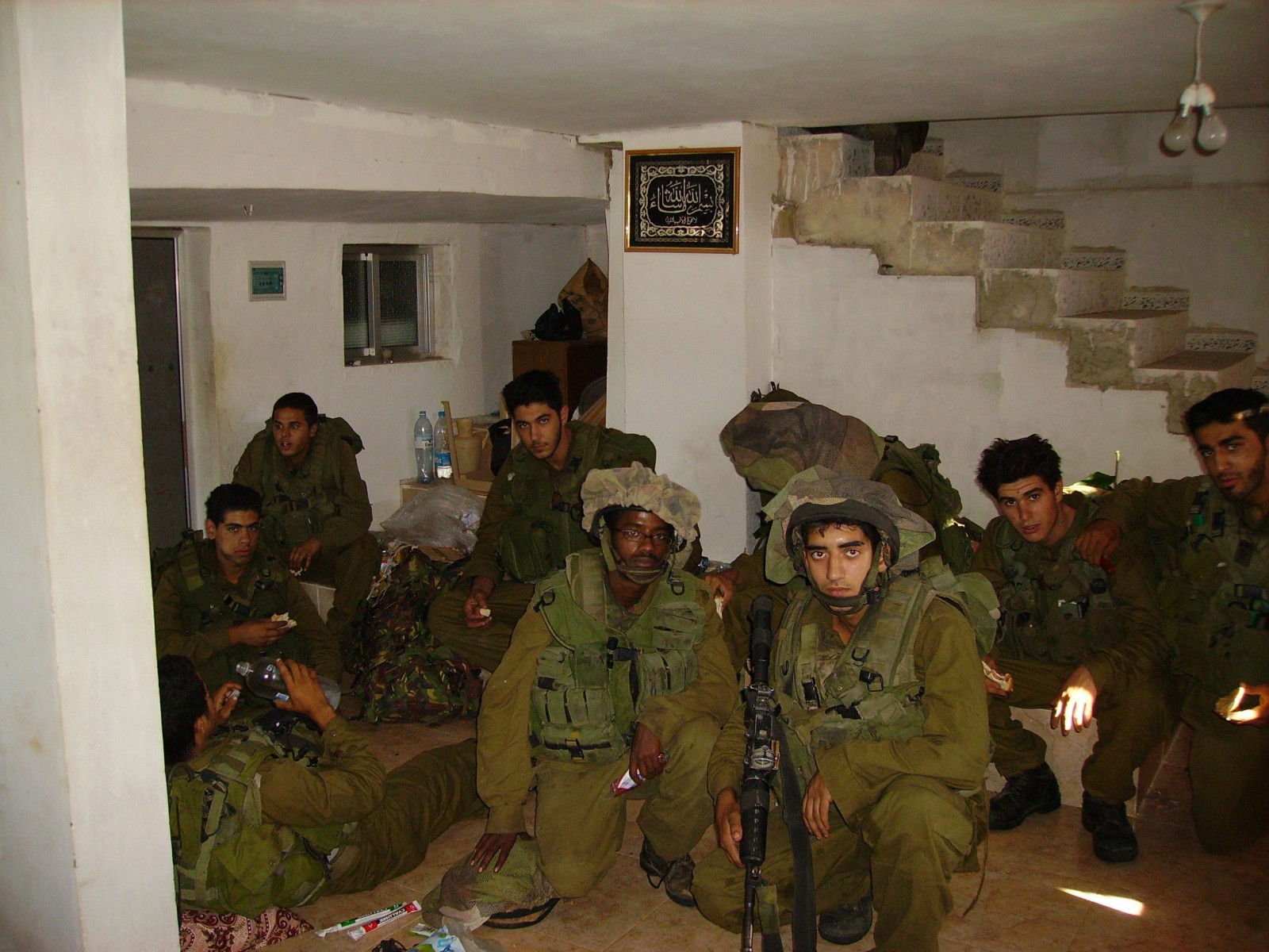חיילים בבית בכפר ראבאדה בדרום לבנון. 5 באוגוסט 2006. צילום: פלאש 90