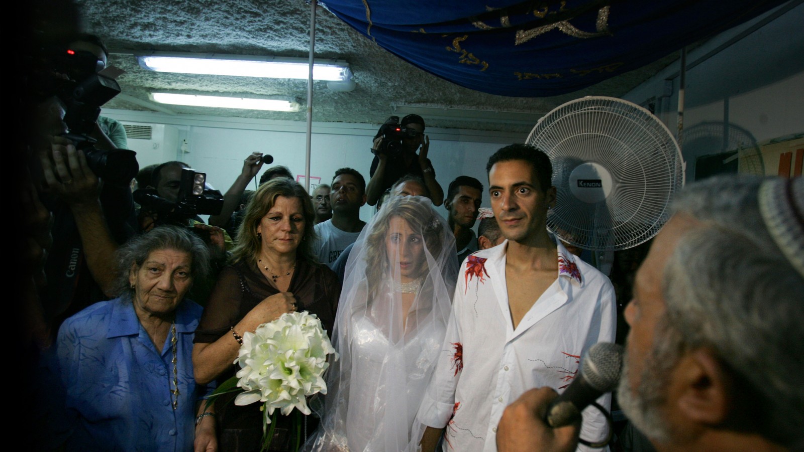 טקס חתונתם של שלומי ומאיה לוגסי במקלט בקרית שמונה, לאחר ששהו בו יותר משבוע. 20 ביולי 2006. צילום: פלאש 90