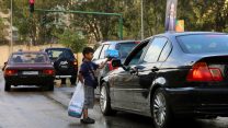 עלי חמאדה, שנמלט עם משפחתו מחלב, מוכר ממחטות נייר לנהגים בבירות.  צילום: סוכנות AP.