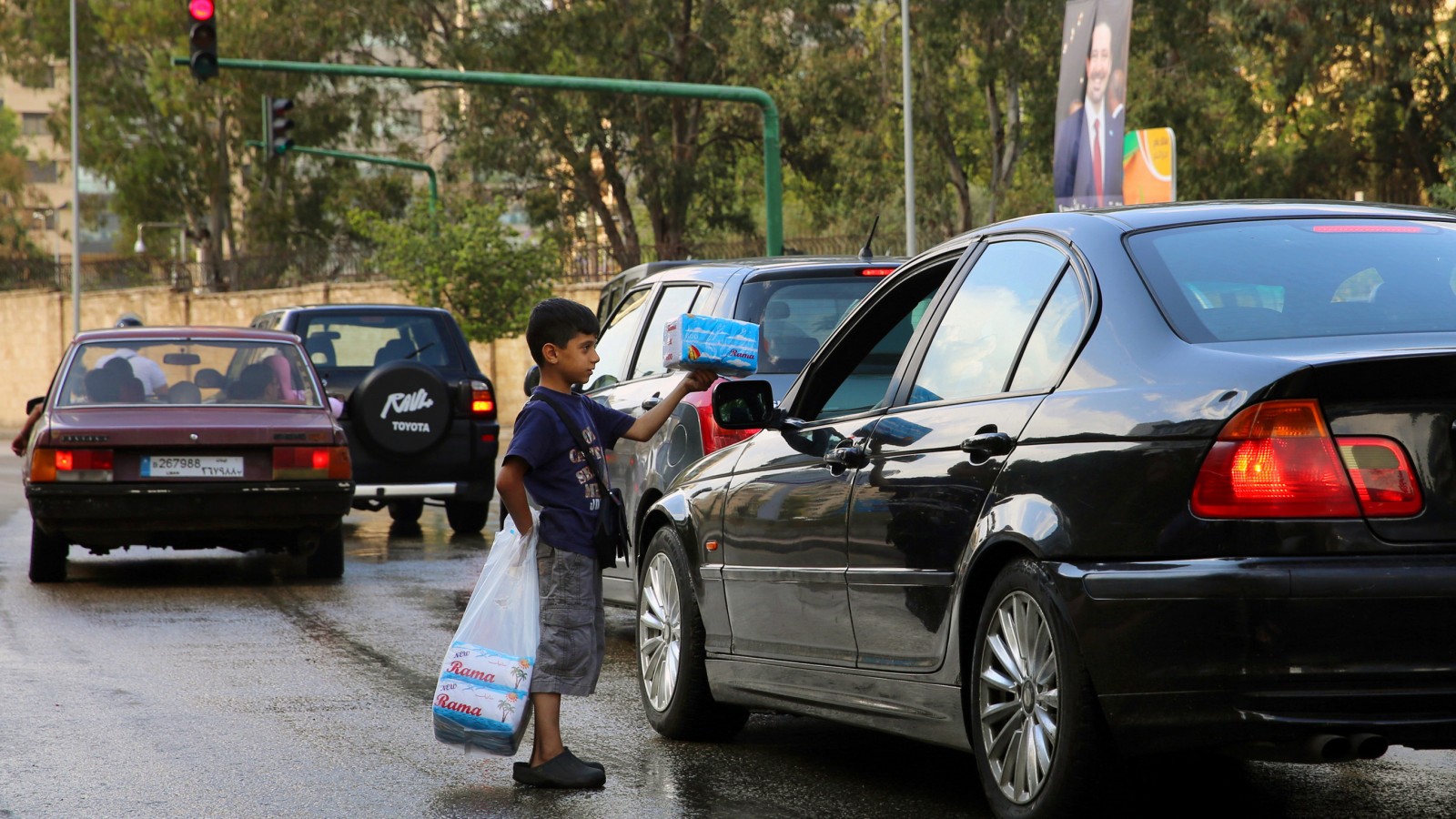 עלי חמאדה, שנמלט עם משפחתו מחלב, מוכר ממחטות נייר לנהגים בבירות. צילום: סוכנות AP.