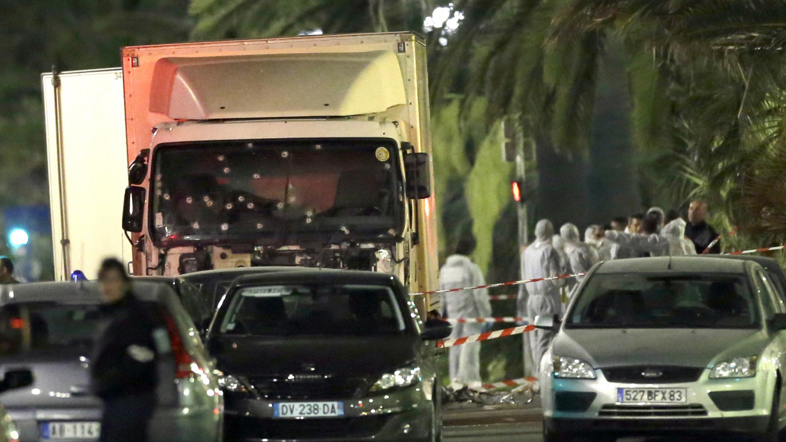 חוקרי משטרה בזירת הפיגוע בניס שבצרפת. ארכיון. צילום: סוכנות AP.