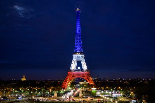 מגדל אייפל מואר בצבעי דגל צרפת. צילום ארכיון: XtoF / ויקיפדיה.