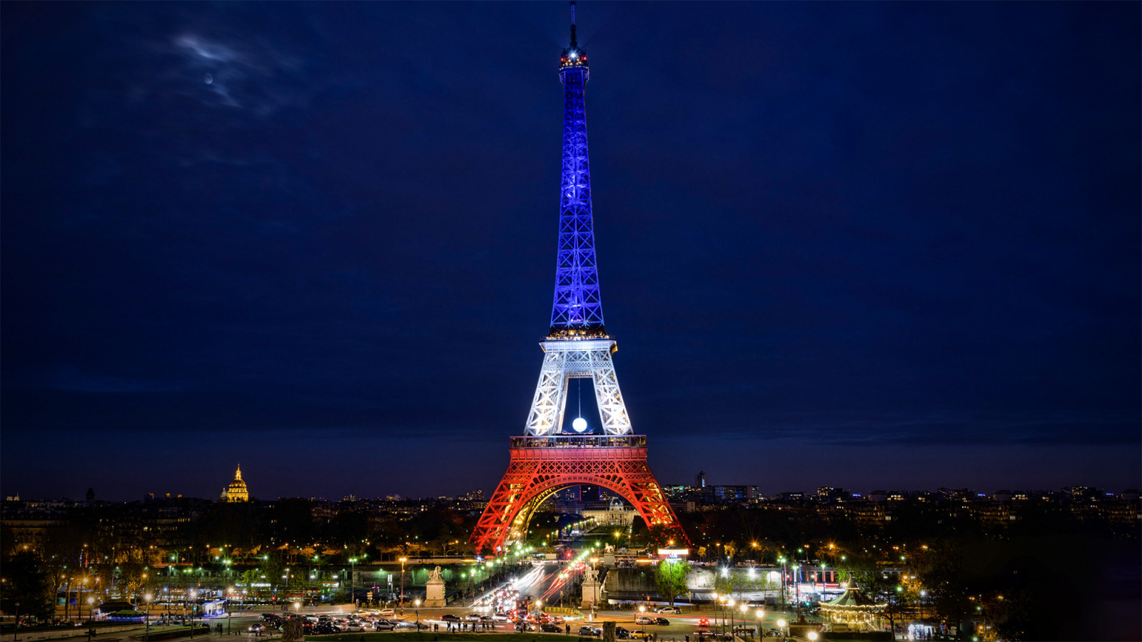 מגדל אייפל מואר בצבעי דגל צרפת. צילום ארכיון: XtoF / ויקיפדיה.