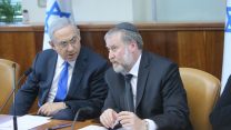 בנימין נתניהו ואביחי מנדלבליט.  צילום: אלכס קולומויסקי / פלאש 90