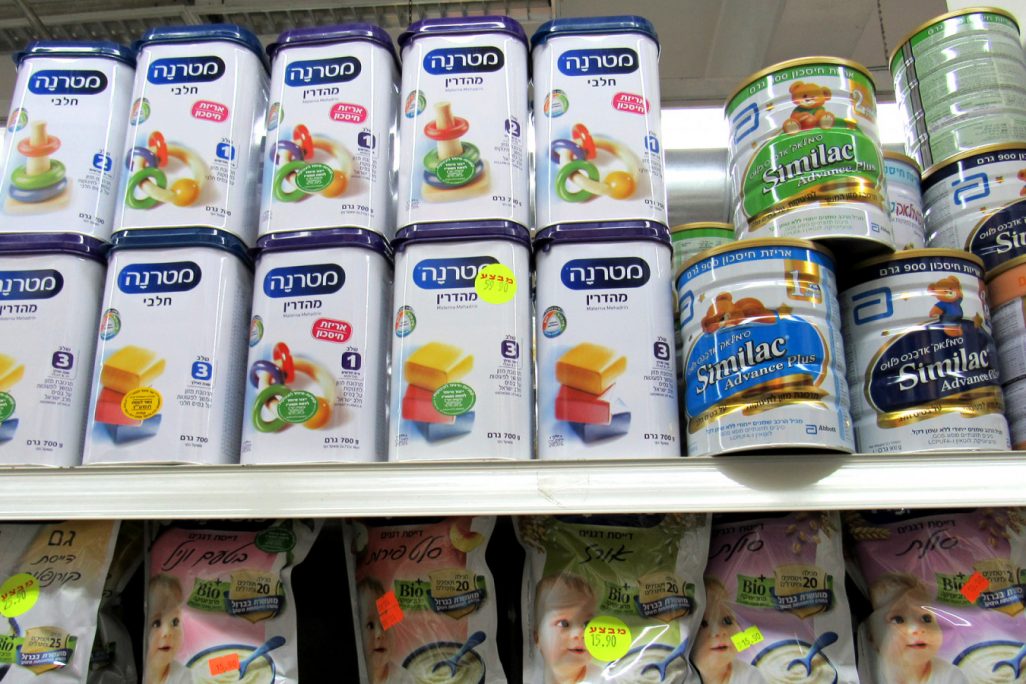 מדף תחליפי מזון לתינוקות בסופרמרקט (צילום: דבר)