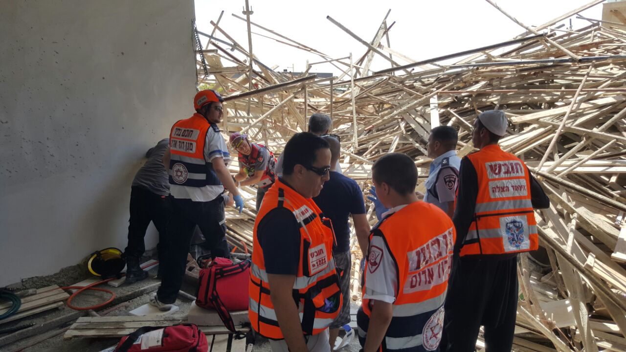 תאונת עבודה באתר בנייה בטירת הכרמל צילום: איחוד והצלה חיפה