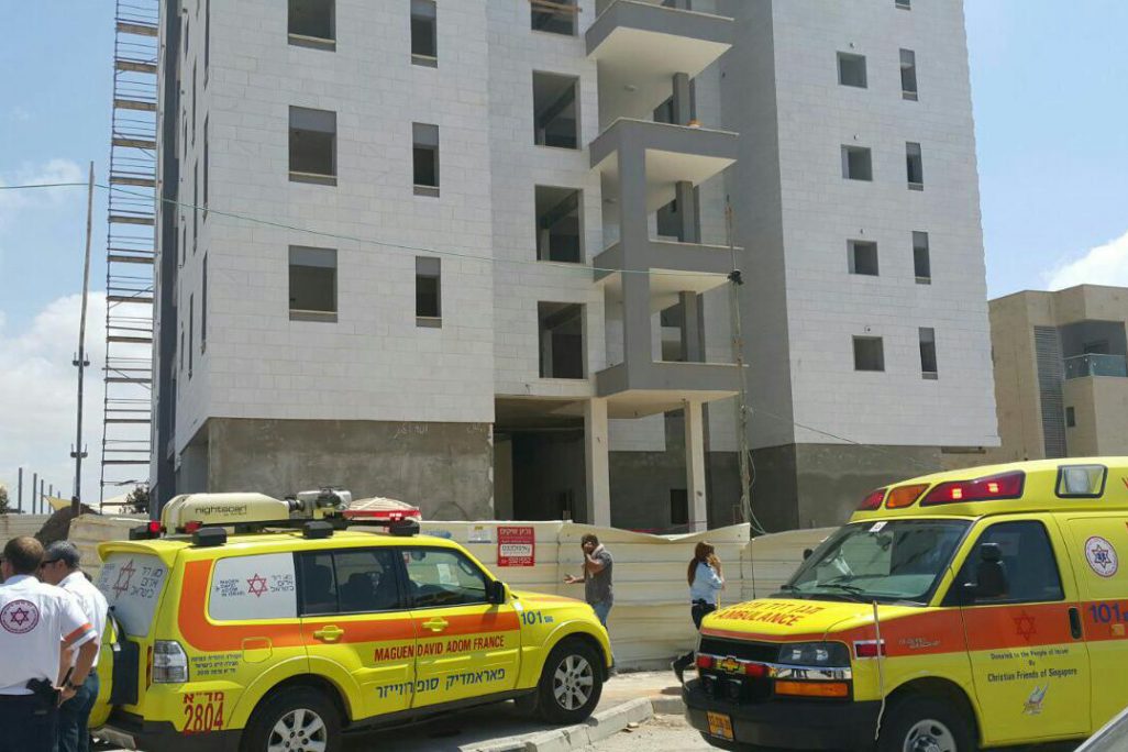תאונת עבודה באתר בנייה צילום: דוברות מד"א תאונת עבודה באתר בנייה צילום: דוברות מד"א