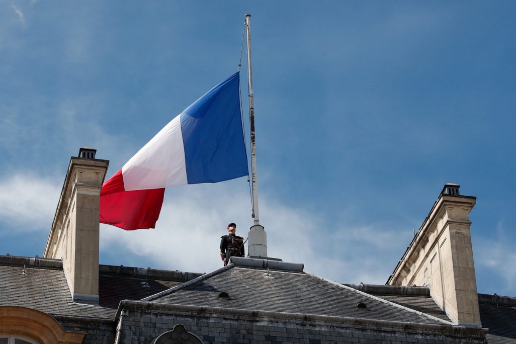 דגל צרפת מורד לחצי התורן, פריז, צילום: סוכנות AP.