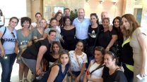 אבי ניסנקורן ועובדות אמיליה קוסמטיקס. צילום באדיבות דוברות ההסתדרות