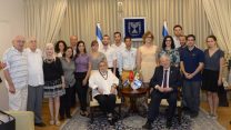 משפחת שירה בנקי ונציגות הבית הגאה בבית הנשיא ורעייתו. צילום: עמוס בן גרשום / לע"מ