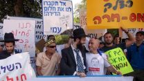 יהודה שיין (באמצע) בקיץ 2011. תמונה באדיבות המצולם