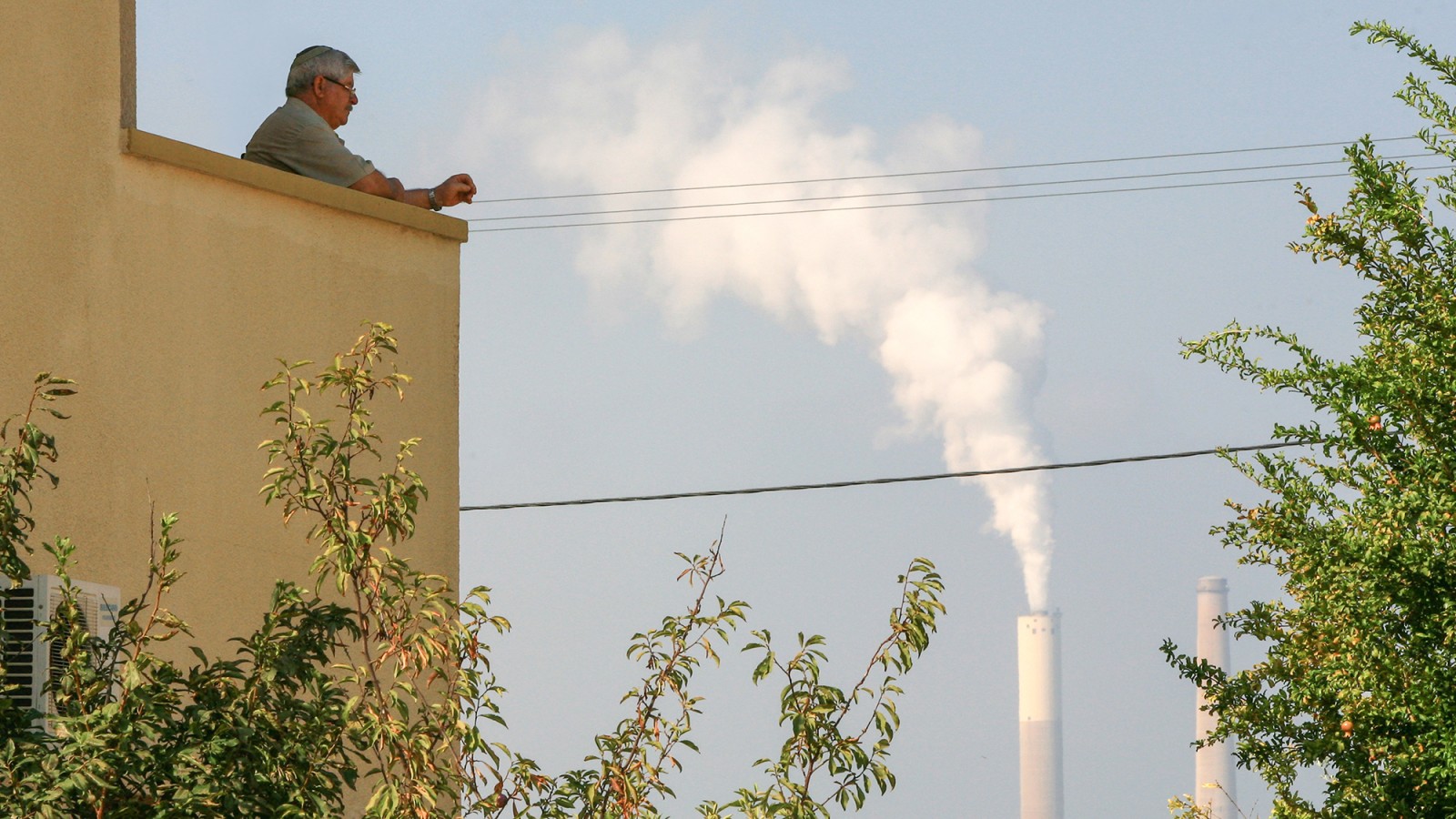 עשן מארובות תחנת הכוח הפחמית באשקלון. צילום: חן ליאופולד / פלאש 90