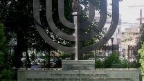 אנדרטה בבוקרשט לזכרם של יהודי רומניה שנרצחו בשואה, עם הכיתוב "קול דמי אחיך צועקים אלי מן האדמה". (צילום: אמיר בראון)