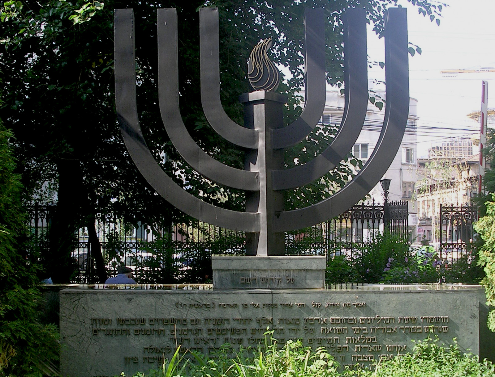 אנדרטה בבוקרשט לזכרם של יהודי רומניה שנרצחו בשואה, עם הכיתוב "קול דמי אחיך צועקים אלי מן האדמה". צילום: אמיר בראון