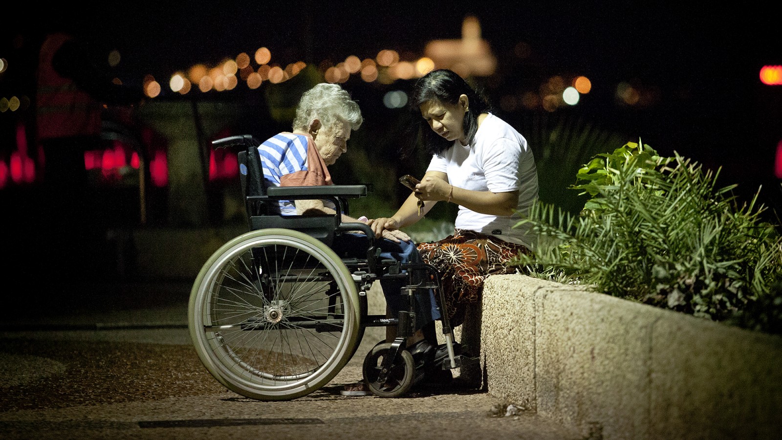 Foreign care worker and her patient. Tel Aviv. Archive. (Moshe Shay/Flash90)