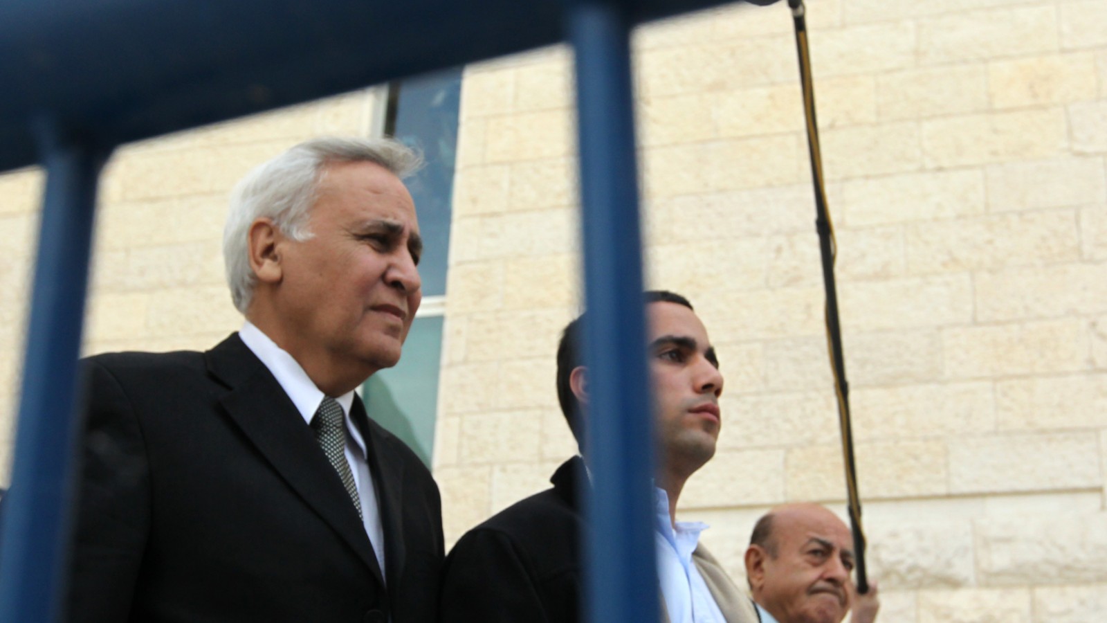 משה קצב יוצא מבית המשפט העליון לאחר הקראת פסק הדין שהרשיעו באונס, נובמבר 2011. (צילום ארכיון: נתי שוחט פלאש 90)