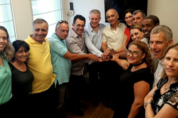 הסכם קיבוצי ראשון בחברת נגב קרמיקה. מעמד החתימה. צילום: באדיבות דוברות ההסתדרות.