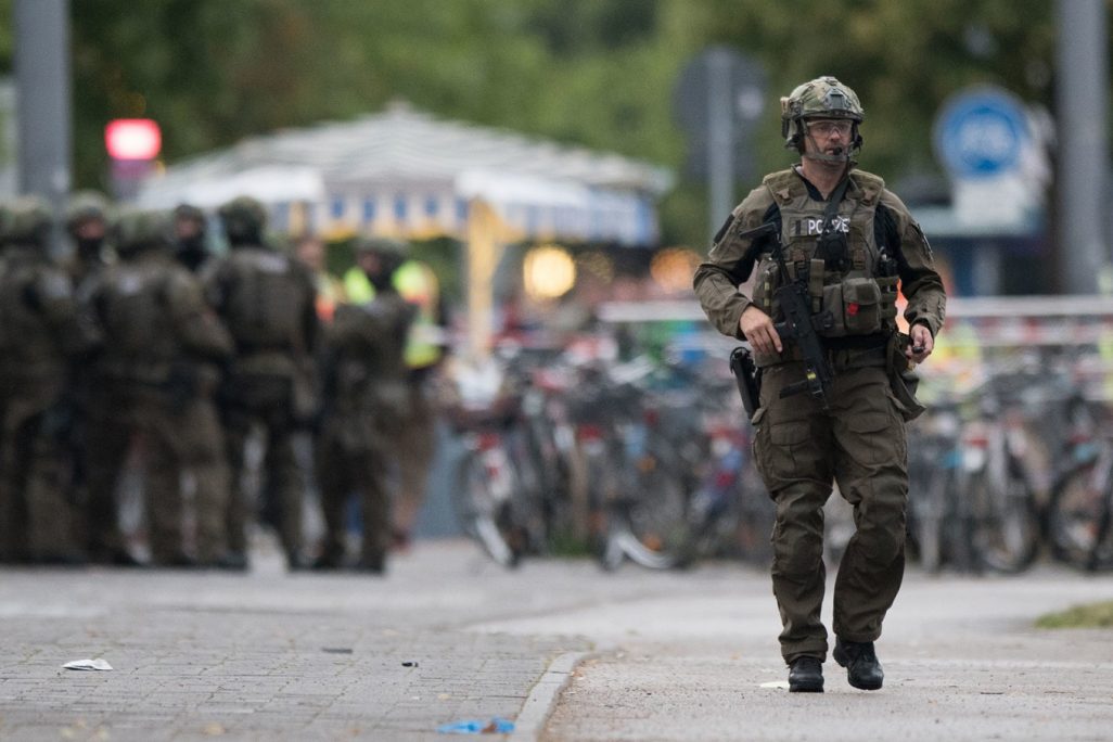 כוחות ביטחון מול הקניון במינכן בו בוצע הירי. צילום: סוכנות AP
