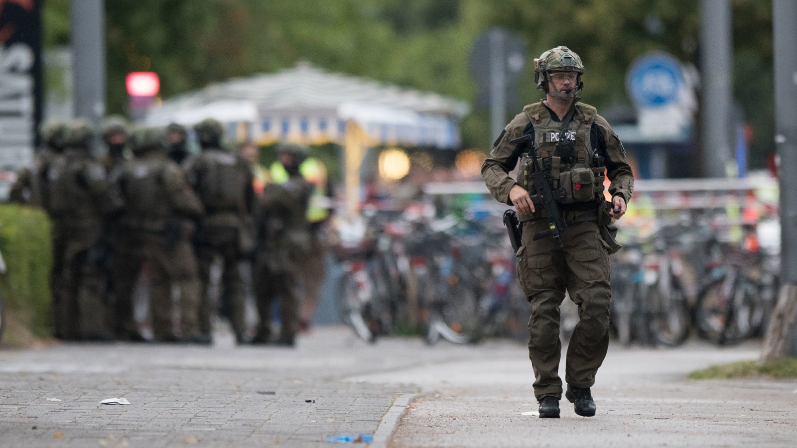 כוחות ביטחון מול הקניון במינכן בו בוצע הירי. צילום: סוכנות AP