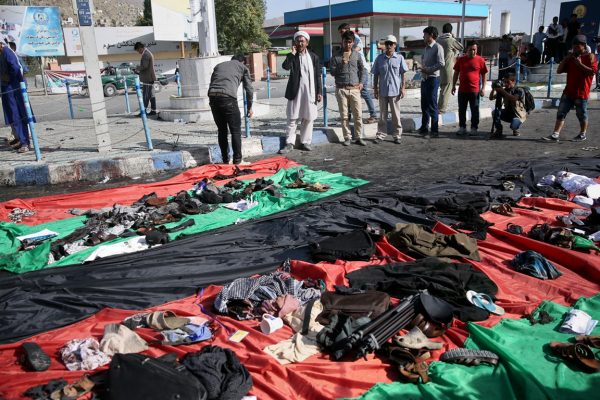 חפצי הנפגעים בפיגוע בקאבול נאספו על ידי עוברים ושבים והונחו במקום הפיגוע. צילום: AP