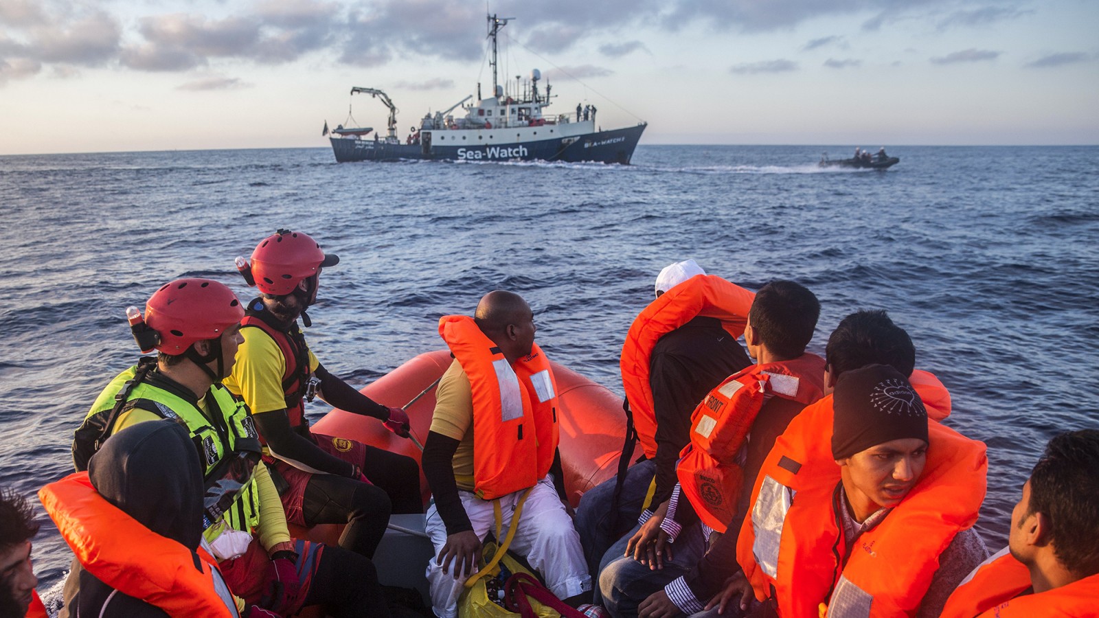 פליטים ומהגרים שניצלו מטביעת ספינתם בסמוך לחופי לוב במבצע לחילוצם. (תמונת ארכיון, למצולמים אין קשר לכתבה. צילום: סוכנות AP)