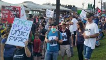מפגינים בחיפה נגד זיהום האוויר. צילום: דבר ראשון.