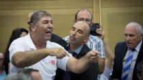 רפי יששכר, עובד רשות השידור במהלך הדיון בוועדת הכלכלה. צילום: יונתן זינדל / פלאש 90