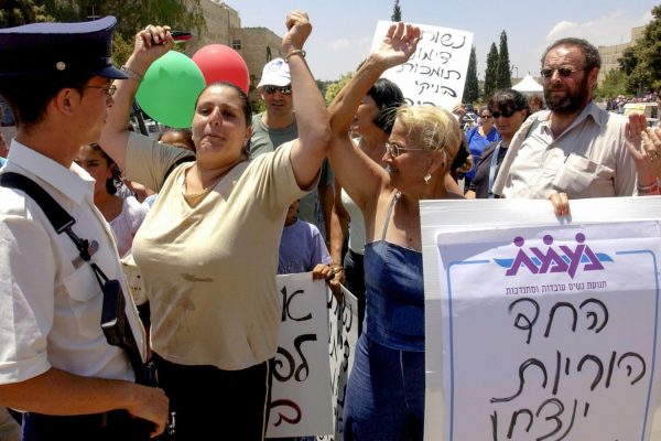 הפגנת אמהות חד-הוריות בירושלים. (צילום ארכיון: אבי אוחיון / לע״מ)