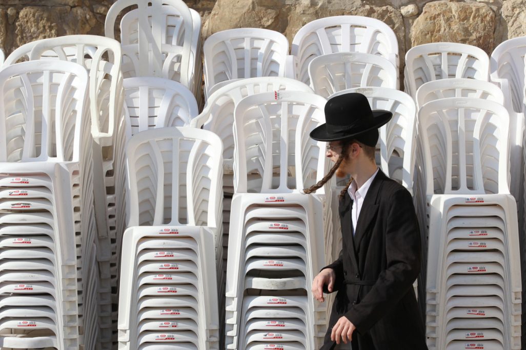 כסאות 'כתר פלסטיק' בירושלים. צילום: נתי שוחט  פלאש 90
