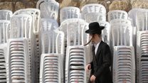 כסאות 'כתר פלסטיק' בירושלים. צילום: נתי שוחט  פלאש 90