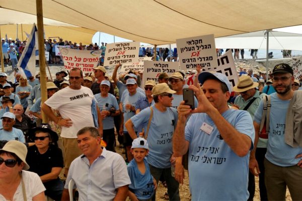 מחאת מגדלי הדגים. גם הרמטכ"ל לשעבר, גבי אשכנזי, הגיע לתמוך. צילום: המועצה האזורית עמק המעיינות