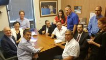 נציגי הקואליציה והאופוזיציה בוועדת הכספים אחרי הגעה להסכמות. צילום: דוברות ח"כ יונה