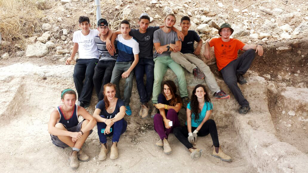 גם עבודה, גם ערכים. בני הנוער שעבדו הקיץ בחפירה הארכיאולוגית בשלומי. צילום: קרן קובלו-פארן, רשות העתיקות 