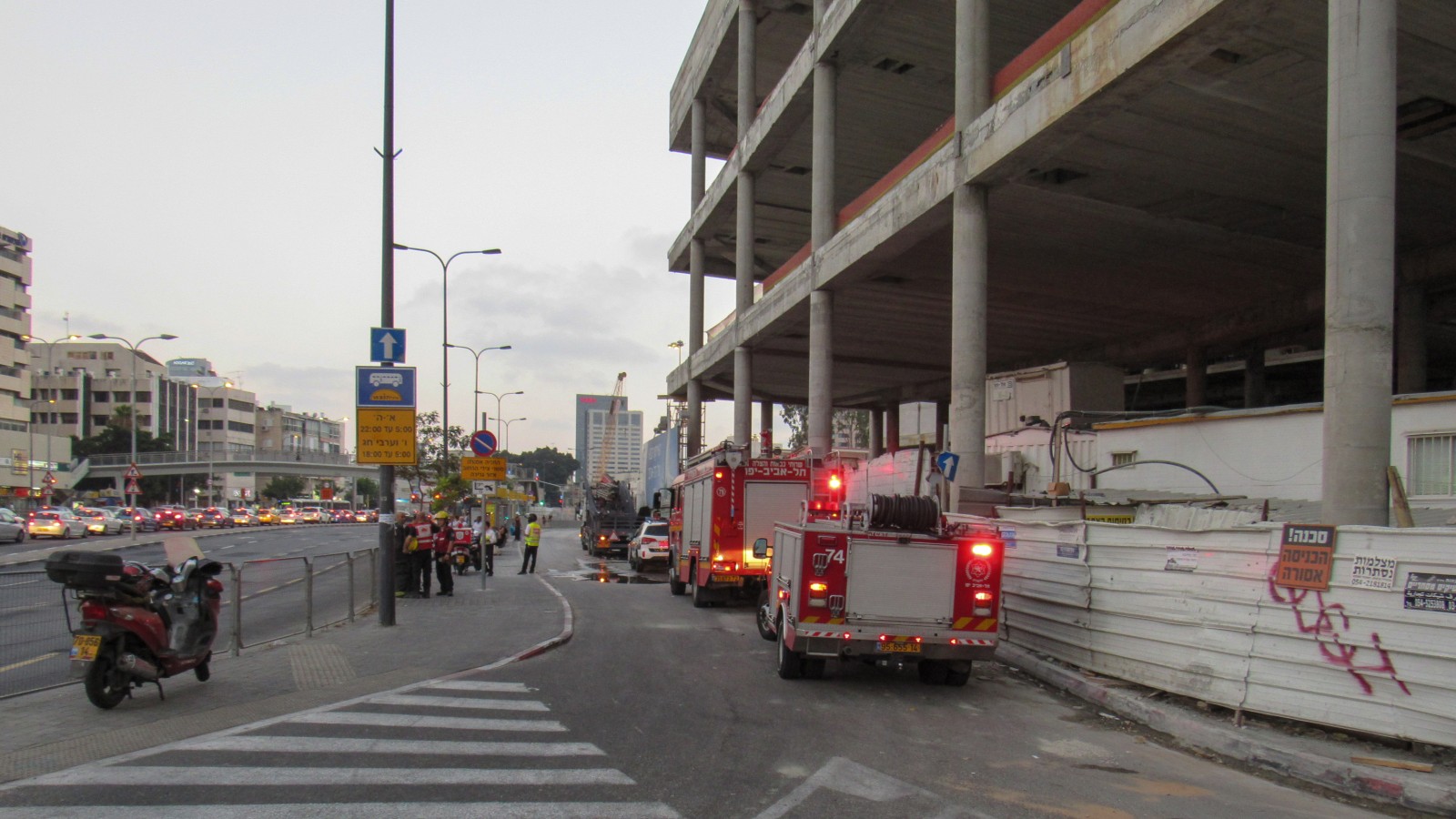אתר התאונה בבניין על דרך בגין בתל-אביב. צילום: דבר ראשון.