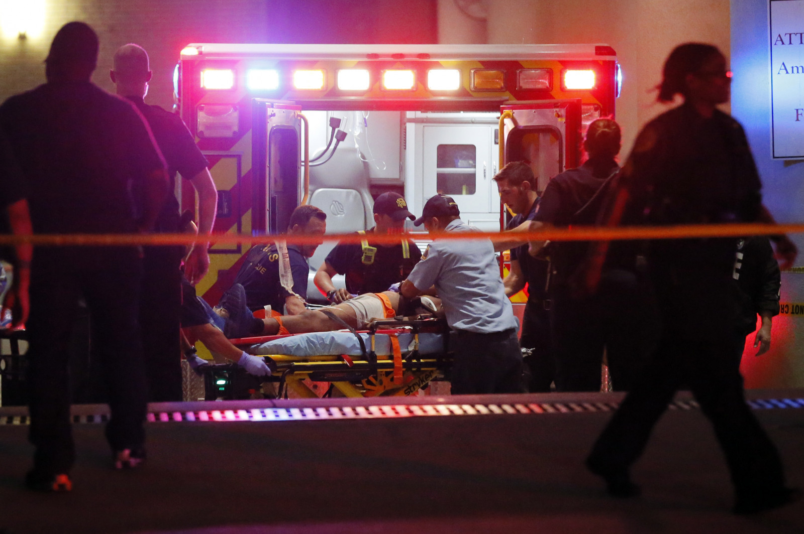 שוטרים מאבטחים אמבולנס בעת ההפגנות בעיר דאלאס. צילום: סוכנות AP